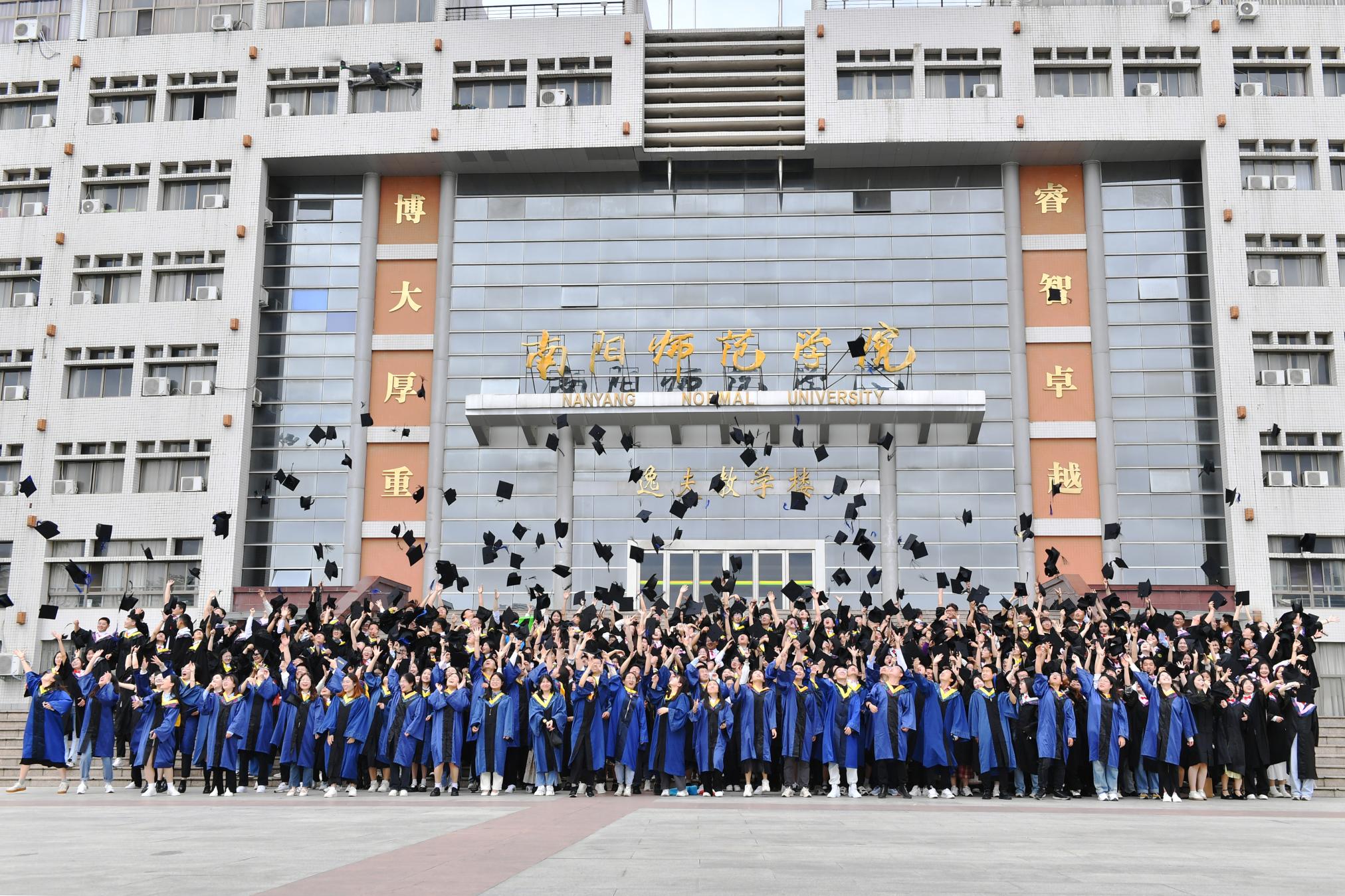 5万千学子出卧龙.jpg
